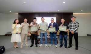 Pembangunan Kota Bandung dimulai dari kekuatan komunitas dan diwujudkan melalui kolaborasi nyata. Pesan ini disampaikan Wakil Wali Kota Bandung, Erwin, saat membuka kegiatan Youth Connect: From Communities, For The City di Balai Kota Bandung, Sabtu 9 Agustus 2025. “Kota Bandung punya karakter unik, kota kreatif, kota budaya, dan kota dengan energi yang bersumber dari generasi mudanya. Potensi ini adalah modal besar yang bisa jadi motor penggerak kemajuan di berbagai bidang, baik ekonomi, sosial, lingkungan, maupun budaya,” kata Erwin.