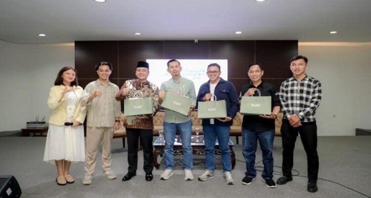 Pembangunan Kota Bandung dimulai dari kekuatan komunitas dan diwujudkan melalui kolaborasi nyata. Pesan ini disampaikan Wakil Wali Kota Bandung, Erwin, saat membuka kegiatan Youth Connect: From Communities, For The City di Balai Kota Bandung, Sabtu 9 Agustus 2025. “Kota Bandung punya karakter unik, kota kreatif, kota budaya, dan kota dengan energi yang bersumber dari generasi mudanya. Potensi ini adalah modal besar yang bisa jadi motor penggerak kemajuan di berbagai bidang, baik ekonomi, sosial, lingkungan, maupun budaya,” kata Erwin.