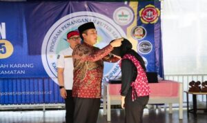 Sebanyak 64 warga Kota Bandung lulusan Program Penanganan Putus Sekolah (P3S) yang digagas Karang Taruna Kecamatan Babakan Ciparay menerima ijazah pada acara yang digelar di halaman Kantor Kelurahan Cirangrang, Minggu 10 Agustus 2025. Lulusan yang diwisuda tahun ini terdiri dari 9 peserta Paket A, 24 peserta Paket B, dan 27 peserta Paket C. Wakil Wali Kota Bandung, Erwin menyatakan, Pemerintah Kota Bandung bertekad untuk memastikan tidak ada lagi warga yang putus sekolah.