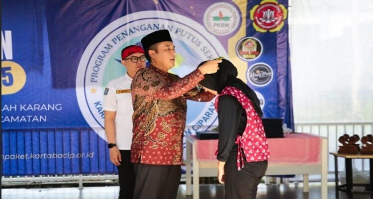 Sebanyak 64 warga Kota Bandung lulusan Program Penanganan Putus Sekolah (P3S) yang digagas Karang Taruna Kecamatan Babakan Ciparay menerima ijazah pada acara yang digelar di halaman Kantor Kelurahan Cirangrang, Minggu 10 Agustus 2025. Lulusan yang diwisuda tahun ini terdiri dari 9 peserta Paket A, 24 peserta Paket B, dan 27 peserta Paket C. Wakil Wali Kota Bandung, Erwin menyatakan, Pemerintah Kota Bandung bertekad untuk memastikan tidak ada lagi warga yang putus sekolah.