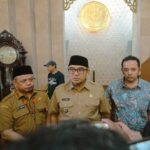 Wali Kota Bandung, Muhammad Farhan mengumumkan lahirnya gerakan Warga Jaga Warga, Warga Jaga Kota sebagai upaya memperkuat konsolidasi dan kolaborasi masyarakat dalam menjaga keamanan, ketertiban, serta kesejahteraan di Kota Bandung. Farhan menyebut, Bandung sebagai ibu kota Jawa Barat kembali menjadi pusat penyampaian aspirasi melalui aksi unjuk rasa mahasiswa dan elemen masyarakat. Meski demikian, aktivitas kota tetap berjalan lancar. “Hari ini betul-betul membuka kita pada sebuah cakrawala baru. Kita berusaha membuktikan kuatnya ikatan konsolidasi dan kolaborasi di Kota Bandung,” ujarnya, Senin 1 September 2025.