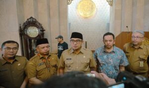 Wali Kota Bandung, Muhammad Farhan mengumumkan lahirnya gerakan Warga Jaga Warga, Warga Jaga Kota sebagai upaya memperkuat konsolidasi dan kolaborasi masyarakat dalam menjaga keamanan, ketertiban, serta kesejahteraan di Kota Bandung. Farhan menyebut, Bandung sebagai ibu kota Jawa Barat kembali menjadi pusat penyampaian aspirasi melalui aksi unjuk rasa mahasiswa dan elemen masyarakat. Meski demikian, aktivitas kota tetap berjalan lancar. “Hari ini betul-betul membuka kita pada sebuah cakrawala baru. Kita berusaha membuktikan kuatnya ikatan konsolidasi dan kolaborasi di Kota Bandung,” ujarnya, Senin 1 September 2025.