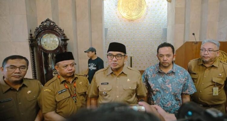 Wali Kota Bandung, Muhammad Farhan mengumumkan lahirnya gerakan Warga Jaga Warga, Warga Jaga Kota sebagai upaya memperkuat konsolidasi dan kolaborasi masyarakat dalam menjaga keamanan, ketertiban, serta kesejahteraan di Kota Bandung. Farhan menyebut, Bandung sebagai ibu kota Jawa Barat kembali menjadi pusat penyampaian aspirasi melalui aksi unjuk rasa mahasiswa dan elemen masyarakat. Meski demikian, aktivitas kota tetap berjalan lancar. “Hari ini betul-betul membuka kita pada sebuah cakrawala baru. Kita berusaha membuktikan kuatnya ikatan konsolidasi dan kolaborasi di Kota Bandung,” ujarnya, Senin 1 September 2025.