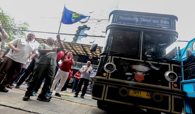 Kolaborasi Persib dan Pemkot Bandung Luncurkan “Jajap on Bandros” Pemerintah Kota (Pemkot) Bandung bersama PT Persib Bandung Bermartabat (PBB) resmi meluncurkan rute wisata baru bertajuk “JajaP (Jalan-jalan Persib) on Bandros” Rute baru bus wisata ini menggabungkan sejarah, kebanggaan, dan kecintaan warga Bandung terhadap klub kebanggaannya, Persib.