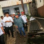 Farhan : Pemkot Bandung Terus Upayakan Akses Air Bersih Merata Pemerintah Kota (Pemkot) Bandung terus berupaya agar seluruh wilayah Kota Bandung bisa menikmati akses air bersih secara merata. Wali Kota Bandung, Muhammad Farhan, mengakui, hal tersebut menjadi tantangan besar yang sedang dihadapi pemerintah. “Idealnya semua RW di Kota Bandung sudah terlayani air bersih PDAM. Kami ingin terus meningkatkan cakupan ini, tapi memang tidak mudah,” ujar Farhan pada kegiatan Siskamling Siaga Bencana Kelurahan Cibuntu, Rabu 22 Oktober 2025.