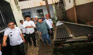 Farhan :  Pemkot Bandung Terus Upayakan Akses Air Bersih Merata Pemerintah Kota (Pemkot) Bandung terus berupaya agar seluruh wilayah Kota Bandung bisa menikmati akses air bersih secara merata. Wali Kota Bandung, Muhammad Farhan, mengakui, hal tersebut menjadi tantangan besar yang sedang dihadapi pemerintah. “Idealnya semua RW di Kota Bandung sudah terlayani air bersih PDAM. Kami ingin terus meningkatkan cakupan ini, tapi memang tidak mudah,” ujar Farhan pada kegiatan Siskamling Siaga Bencana Kelurahan Cibuntu, Rabu 22 Oktober 2025.