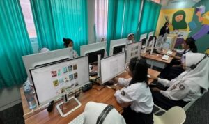 Pemerintah Kota (Pemkot) Bandung berkolaborasi dengan Centratama Group dan Human Initiative memghadirkan Perpustakaan Digital di SMP Negeri 35 Bandung, Selasa 14 Oktober 2025. Fasilitas ini diharapkan menjadi aspek pendukung dalam menghadirkan literasi tanpa batas bagi siswa dan guru di era digital.