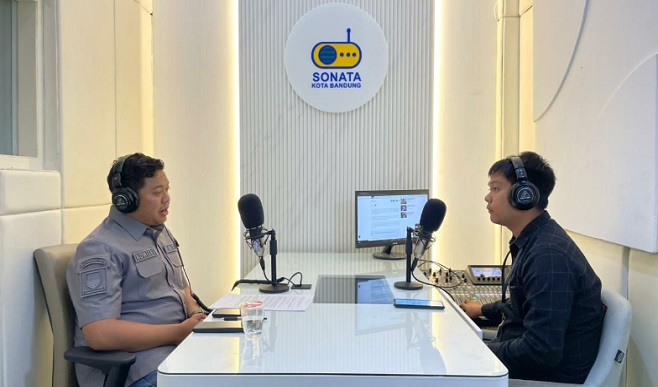 Legislator Susanto : Kepercayaan Publik Jadi Elemen Penting Hubungan Pemerintah dengan Masyarakat Sekretaris Komisi I DPRD Kota Bandung, Susanto Triyogo Adiputro, S.ST., M.T., menegaskan pentingnya menjaga dan memperkuat kepercayaan publik sebagai fondasi utama dalam penyelenggaraan pemerintahan yang bersih, transparan, dan partisipatif. Hal tersebut disampaikan saat menjadi narasumber talk show di Radio Sonata, Bandung, Kamis, 23 Oktober 2025. Menurut Susanto, kepercayaan publik merupakan elemen penting dalam memperkuat hubungan antara pemerintah dan masyarakat.
