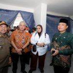 Pemkot Bandung Dorong Warga dan Pengusaha Taat Aturan Demi Ketertiban Kota Pemerintah Kota (Pemkot) Bandung mendorong para pengusaha dan warga untuk taat aturan. Salah satunya dalam mengurus Penyelenggaraan Bangunan Gedung (PBG) sebelum memanfaatkan bangunan untuk kegiatan usaha maupun hunian. Wakil Wali Kota Bandung, Erwin menyatakan, Pemkot Bandung akan terus mempercepat pelayanan perizinan, tetapi pelaku usaha wajib mematuhi seluruh ketentuan. "Kita permudah, kita percepat. Hanya saja tolong disiplin. Kalau tidak mengurus izin, ya risikonya disegel," kata Erwin usai membuka segel bangunan FTL Gym di Jalan Merdeka, Jumat 24 Oktober 2025.