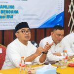 Memasuki musim hujan, Wali Kota Bandung, Muhammad Farhan mengingatkan seluruh masyarakat agar waspada terhadap potensi bencana yang mungkin terjadi, seperti banjir, genangan air, dan pohon tumbang. Hal tersebut disampaikan Farhan saat menghadiri kegiatan Siskamling Siaga Bencana di Kelurahan Cibuntu, Kecamatan Bandung Kulon, Rabu 22 Oktober 2025. “Musim hujan sudah mulai datang, jadi kita semua harus siap menghadapi risiko yang mungkin terjadi. Jangan sampai lengah, karena pencegahan lebih baik daripada penanganan,” ujarnya.
