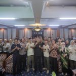 Soliditas Pemkot-TNI-Polri Jadi Kunci Stabilitas Kota Bandung Wali Kota Bandung, Muhammad Farhan menilai, soliditas tiga pilar: Pemkot Bandung, TNI, dan Polri, menjadi fondasi utama dalam menjaga keamanan, ketertiban umum, serta stabilitas kota. Hal itu ia sampaikan saat memberikan arahan pada Focus Group Discussion (FGD) Sinergitas Satpol PP dengan Instansi Terkait di Hotel Jayakarta, Kamis 23 Oktober 2025. Farhan mengapresiasi sinergi lintas institusi yang menurutnya sudah teruji pada berbagai momentum, terutama saat momen besar akhir Agustus lalu.