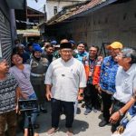 Wali Kota Bandung, Muhammad Farhan berharap, setiap Rukun Warga (RW) di Kota Bandung memiliki sprinkler kebakaran. Hal itu sebagai langkah deteksi dan pencegahan dini terhadap kebakaran, terutama di wilayah padat penduduk. Sprinkler kebakaran merupakan bagian dari sistem pemadam yang menggunakan jaringan pipa dan pompa untuk mengalirkan air langsung ke titik api. Dengan adanya alat ini, kebakaran bisa segera tertangani sebelum meluas. “Sprinkler ini pipa bertekanan tinggi yang bisa membantu tim pemadam kebakaran mendapatkan akses air dengan cepat. Kalau setiap RW punya, penanganan bisa lebih cepat dan kerugian bisa ditekan,” ujar Farhan saat Siskamling Siaga Bencana di Kelurahan Kebon Pisang Kecamatan Sumur Bandung, Jumat 17 Oktober 2025.