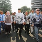 Asia Afrika Festival 2025: Jembatan Dunia Lewat Diplomasi Budaya Pemerintah Kota (Pemkot) Bandung kembali membuka Asia Afrika Festival 2025 di Jalan Asia Afrika, Sabtu 18 Oktober 2025. Tahun ini, festival mengusung tema “New Generation of Asia Africa Spirit” atau Semangat Generasi Baru Asia Afrika, yang menegaskan peran Bandung sebagai kota diplomasi budaya dunia. Wakil Wali Kota Bandung, Erwin, menyampaikan, festival ini merupakan bagian dari komitmen Pemkot Bandung 2025–2030 untuk memperkuat peran Bandung dalam jejaring diplomasi dunia.